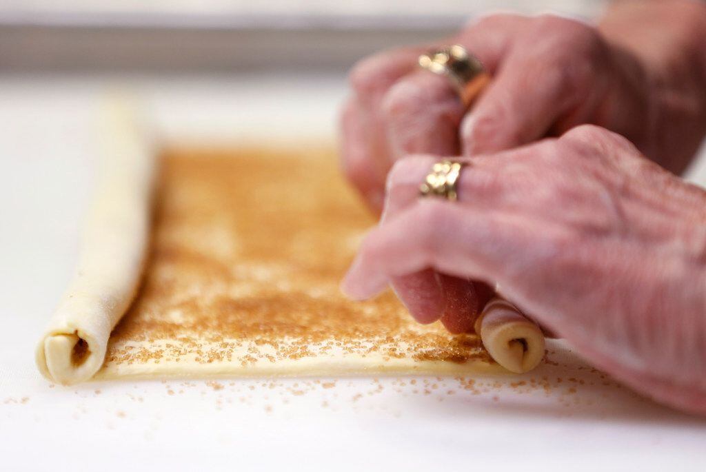 Gently roll up each of the sides of the puff pastry in order to make palmiers
