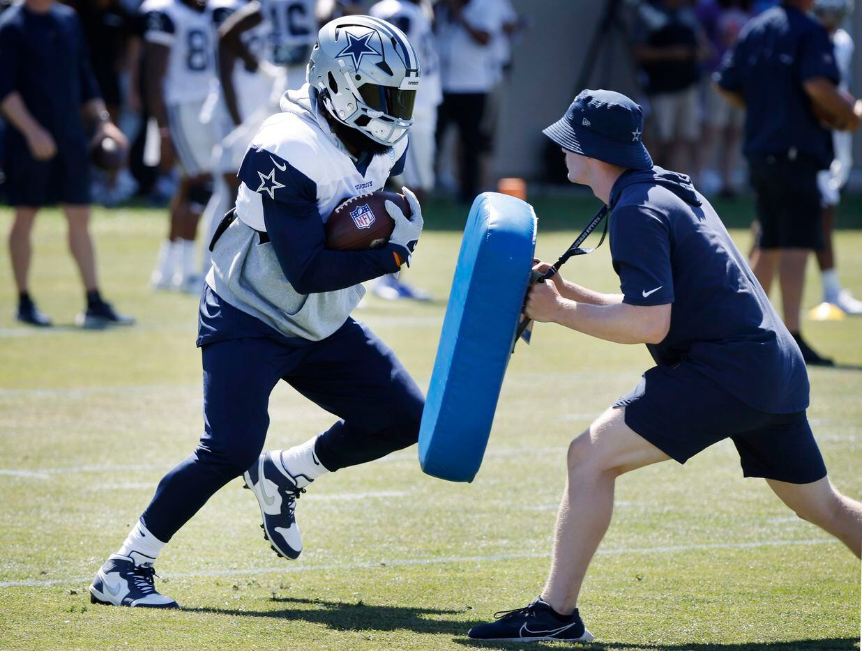 Dallas Cowboys running back Ezekiel Elliott (21) carries the ball through drill before the...