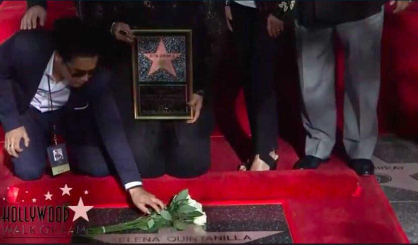Chris Perez coloca flores en la estrella de Selena en el Hollywood Walk of Fame. 
