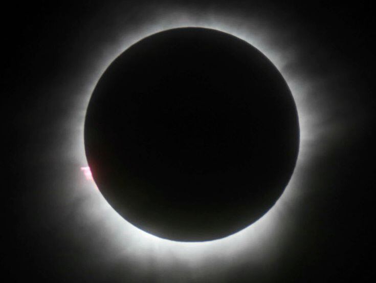 2016 photograph shows a total solar eclipse.