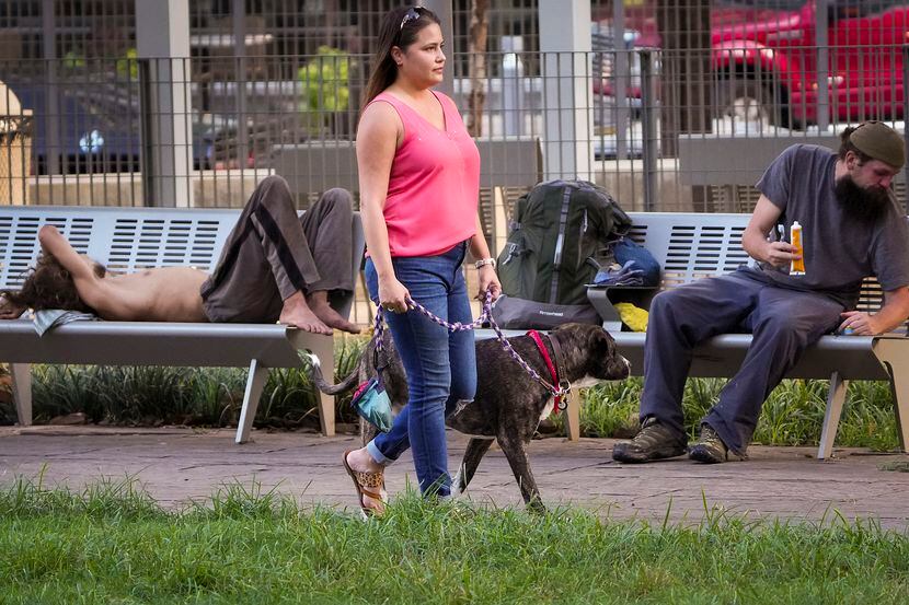 Sabrina Abney camina a su perro Harry por el parque Main Street Garden en el centro de...