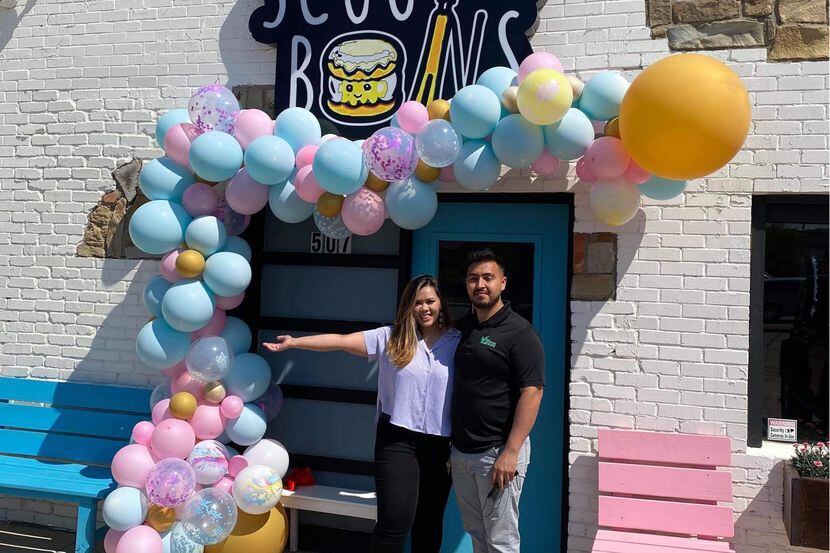 Zoya y Gerardo Hernández en la apertura de su nuevo local de nieve y donuts.