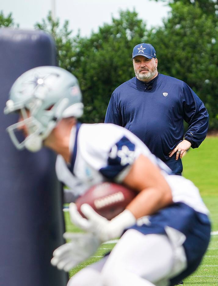 Dallas Cowboys head coach Mike McCarthy watches his team run drills during a minicamp practice at The Star on Tuesday, June 8, 2021, in Frisco. (Smiley N. Pool/The Dallas Morning News)
