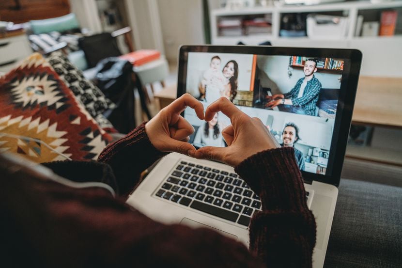 Varias personas sostienen una reunión familiar virtual a través de una plataforma de video.