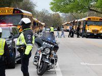 Oficiales de la policía de Arlington cierran el tránsito alrededor de la Lamar High School...