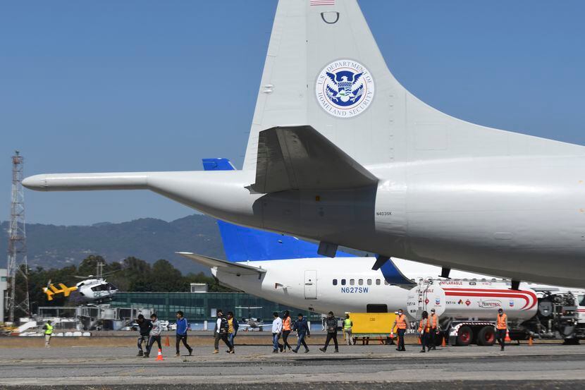 Un avión de las autoridades migratorias de Estados Unidos transportó a personas que fueron...