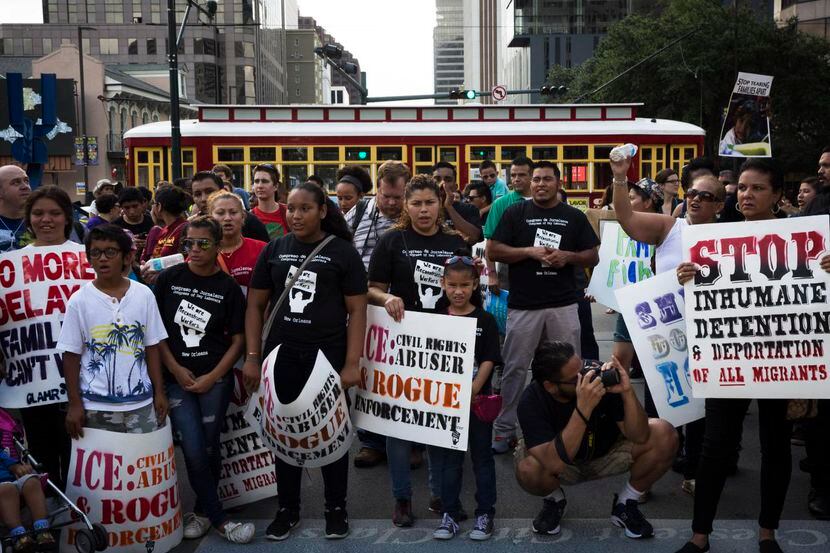 Activistas realizan una protesta al pie de la Corte de Apelaciones en Nueva Orleáns. La...