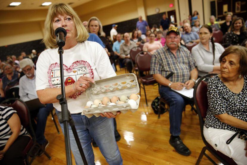Nancy Stearns, residente de Irving, trajo una docena de huevos de sus propias gallinas para...