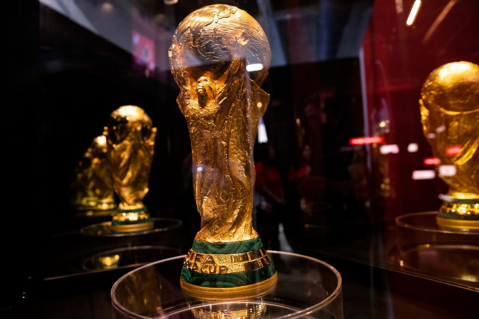 El trofeo de la Copa Mundial de la FIFA en exhibición durante el evento FIFA World Cup™...
