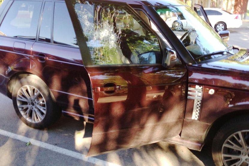 El cuerpo de Juan Jesús Guerrero Chapa yace dentro de la camioneta Range Rover en la que fue...