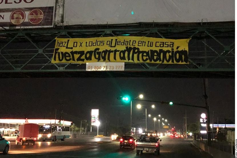 Una de las mantas que fueron colocadas por Libres y Lokos en la ciudad de Monterrey.