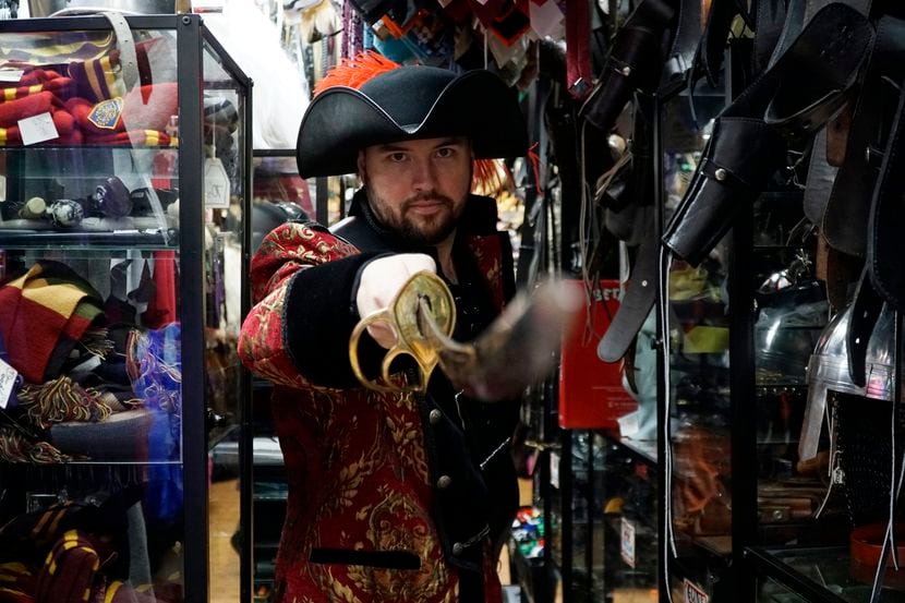 Matt Hashem con su nuevo disfraz de pirata que adquirió en Dallas Vintage Shop.