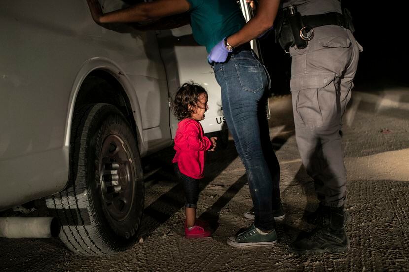 La imagen del fotógrafo John Moore muestra a la niña Yanela Sánchez llorando mientras su...