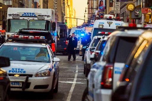 Policías responden a un reporte de una explosión cerca de Times Square./AP
