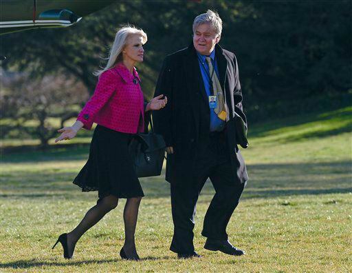 Kellyanne Conway (izq) y Steve Bannon, dos de los principales asesores de Donald Trump,...