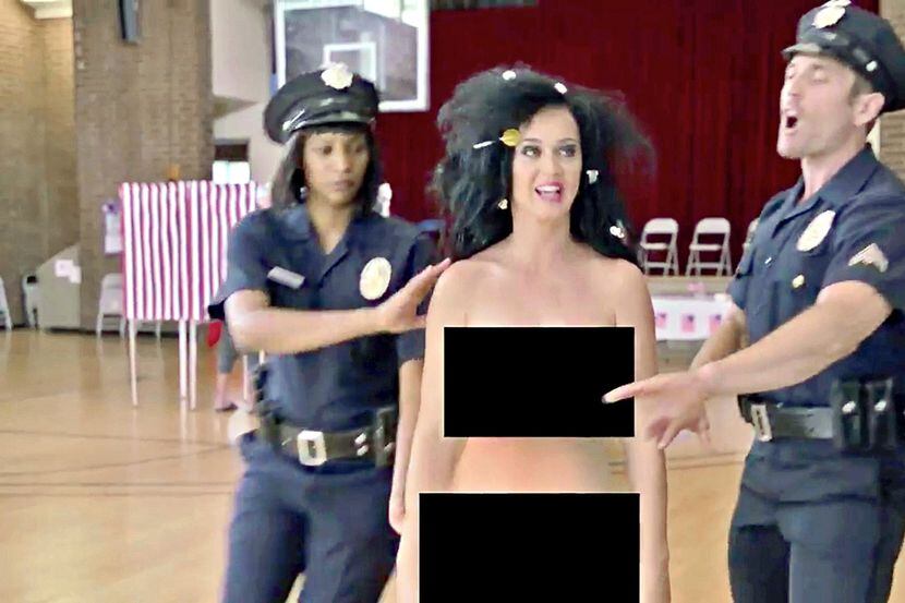 Katy Perry aparece despeinada y sin ropa en el video en el que exhorta a sus fans a votar en...