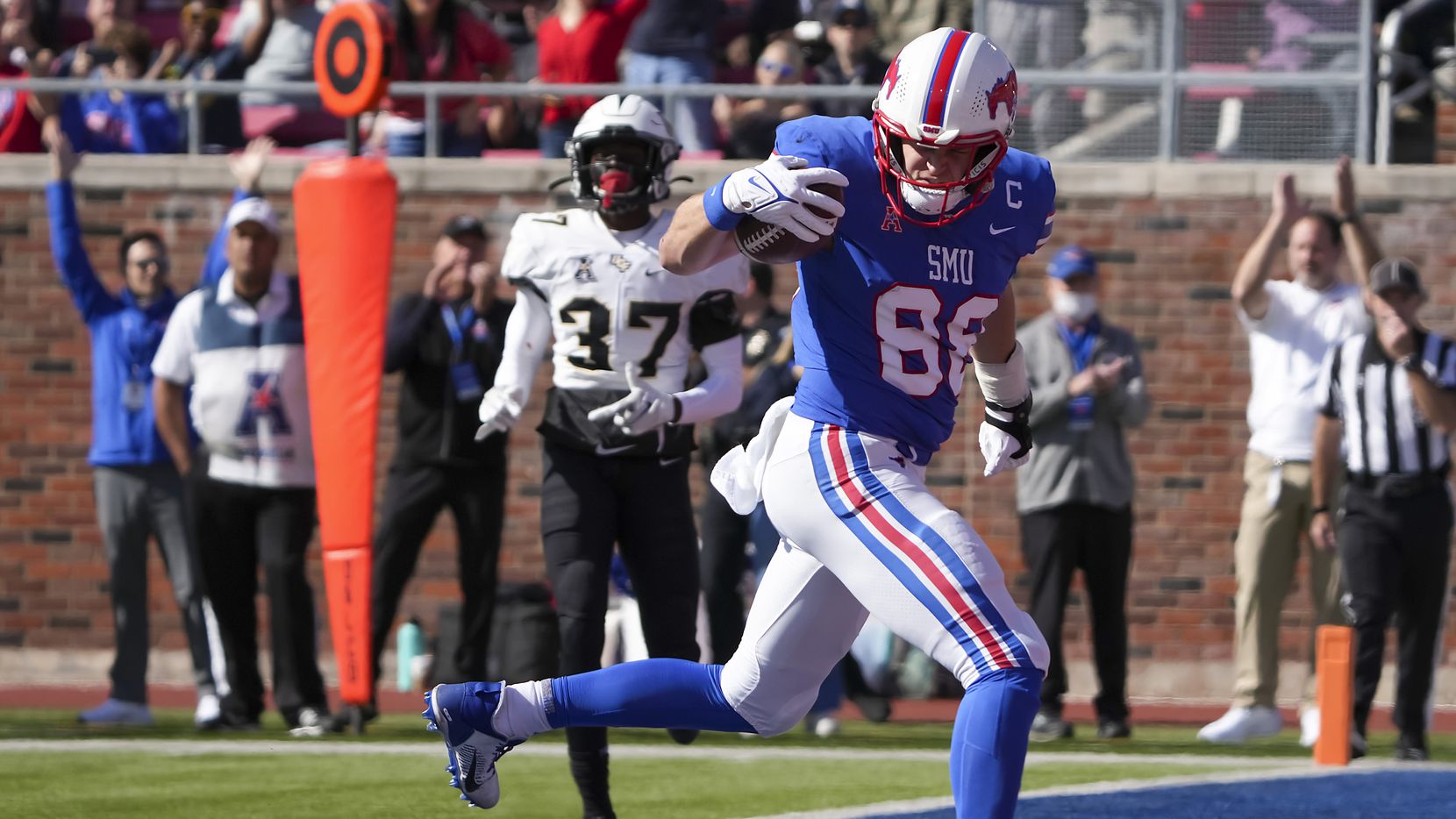 SMU tight end Grant Calcaterra (88) scores on a 15-yard touchdown reception during the first...