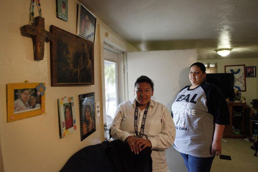 Linda Rodríguez junto a su hija Dawn Marie, en su casa en el vecindario de Los Altos....