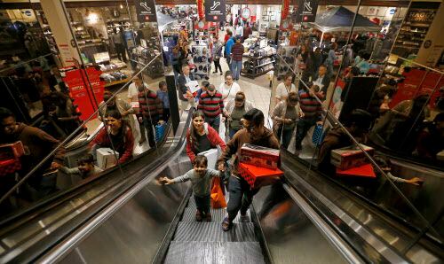 El Collin Creek Mall es uno de los destinos de los compradores en Black Friday. DMN
