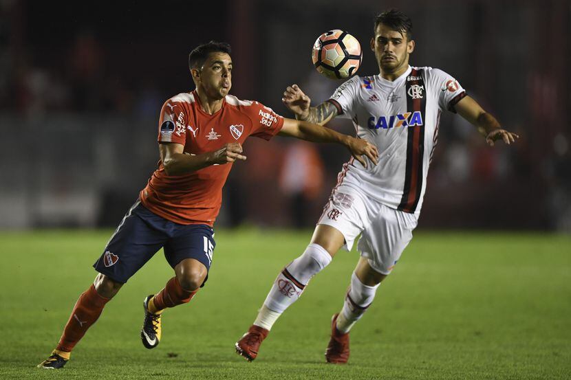 Diego Rodríguez (izq.) e Independiente ganaron 2-1 al Flamengo en la final de ida de la Copa...