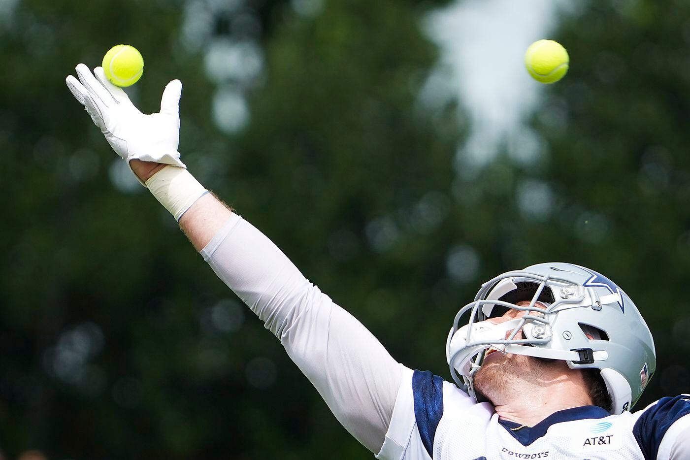 Dallas Cowboys tight end Blake Jarwin tries to catch tennis balls in a drill during a minicamp practice at The Star on Tuesday, June 8, 2021, in Frisco. (Smiley N. Pool/The Dallas Morning News)