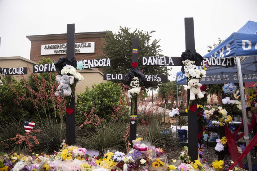 Memorial con cruces que portan los nombres de las víctimas del tiroteo del 6 de mayo fue...