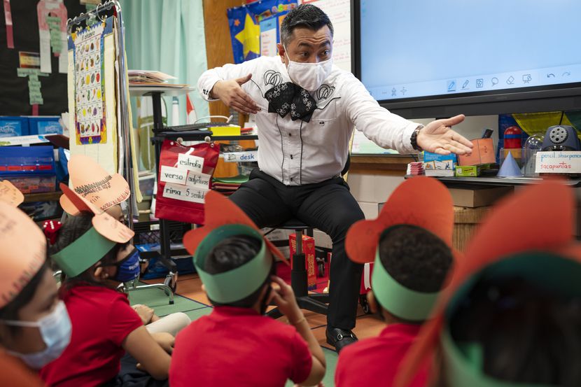 El maestro José Armendáriz durant una de sus clases en la primaria John J. Pershing...