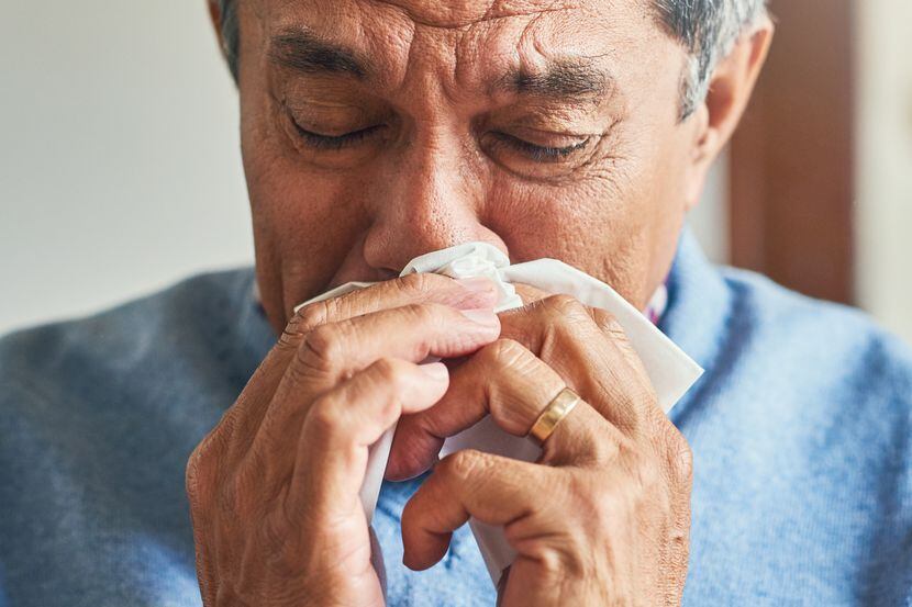 Un hombre mayor con síntomas de gripa.