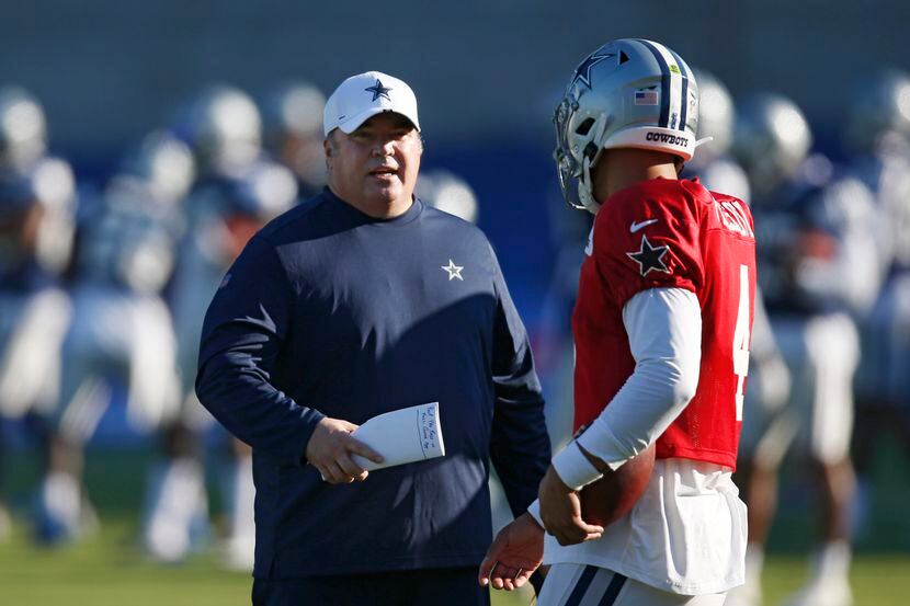 El entrenador en jefe de los Dallas Cowboys, Mike McCarthy, habla con el mariscal Dak...