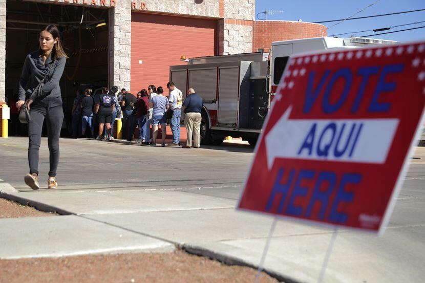 Una votante sale de la casilla durante la elección de noviembre de 2018 en El Paso,...