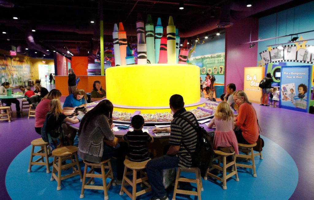 La Crayola Experience abrió en marzo de 2018 en las tiendas de Willow Bend y cuenta con 22 actividades creativas prácticas.