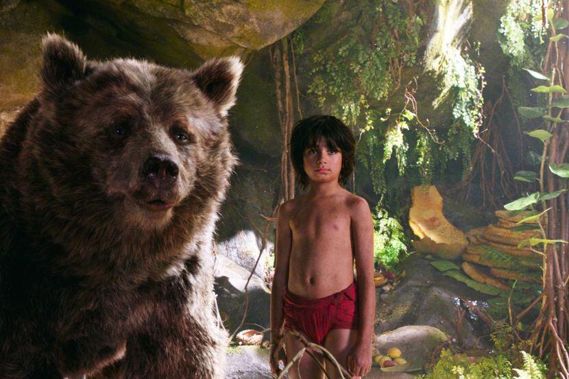 El oso Baloo (con la voz de Bill Murray) y Mowgli, interpretado por Neel Sethi. (AP/DISNEY)
