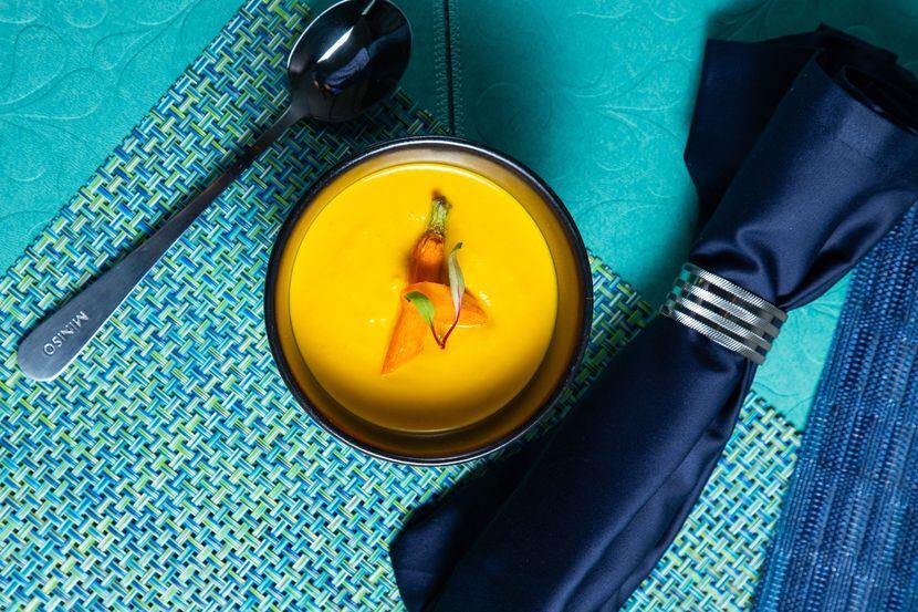 Foto de la sopa color amarillo con zanahorias.