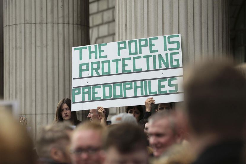 Una pancarta entre el público que asistió a la misa que el papa Francisco ofició en Irlanda...