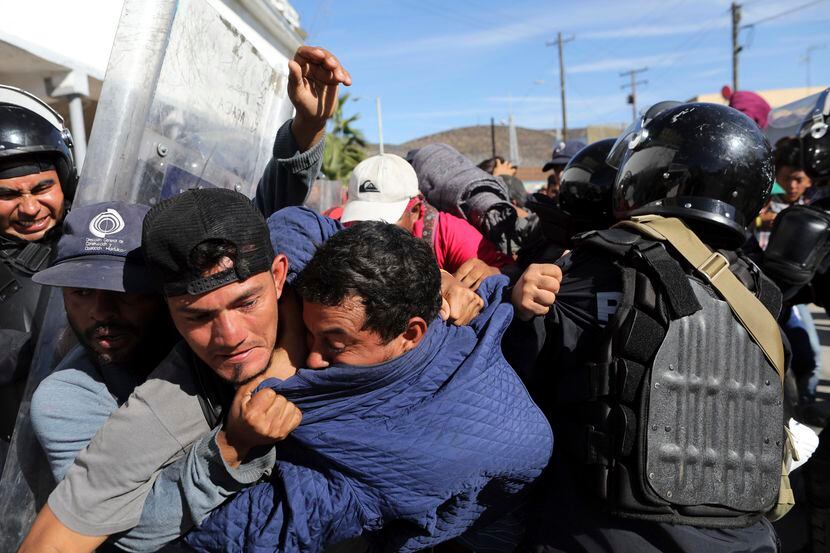 Migrantes de Centroamérica se enfrentaron con la policía de México en la zona fronteriza...