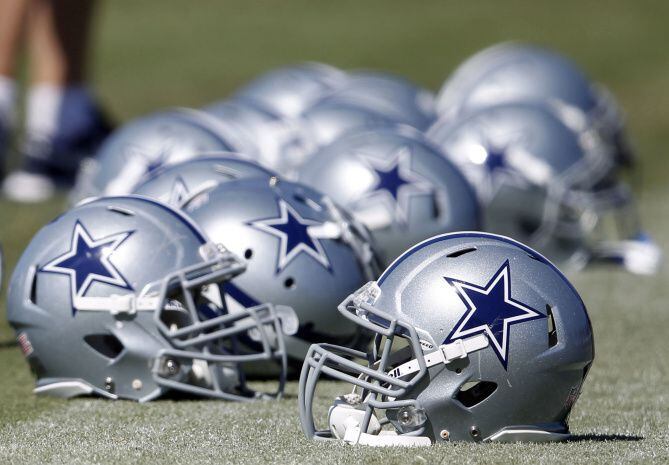 Cascos de los Cowboys de Dallas en un campo de prácticas del equipo en The Star en Frisco.