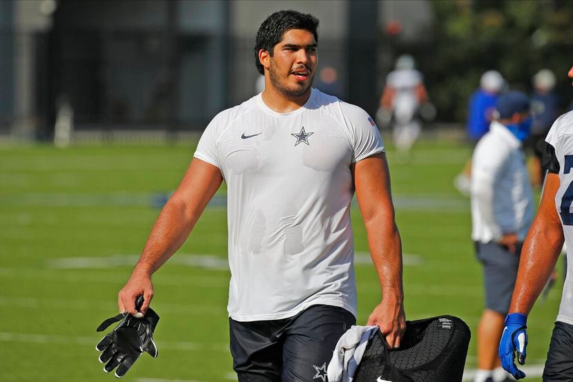 Isaac Alarcón, tackle ofensivo de los Cowboys de Dallas, durante una sesión de entrenamiento...