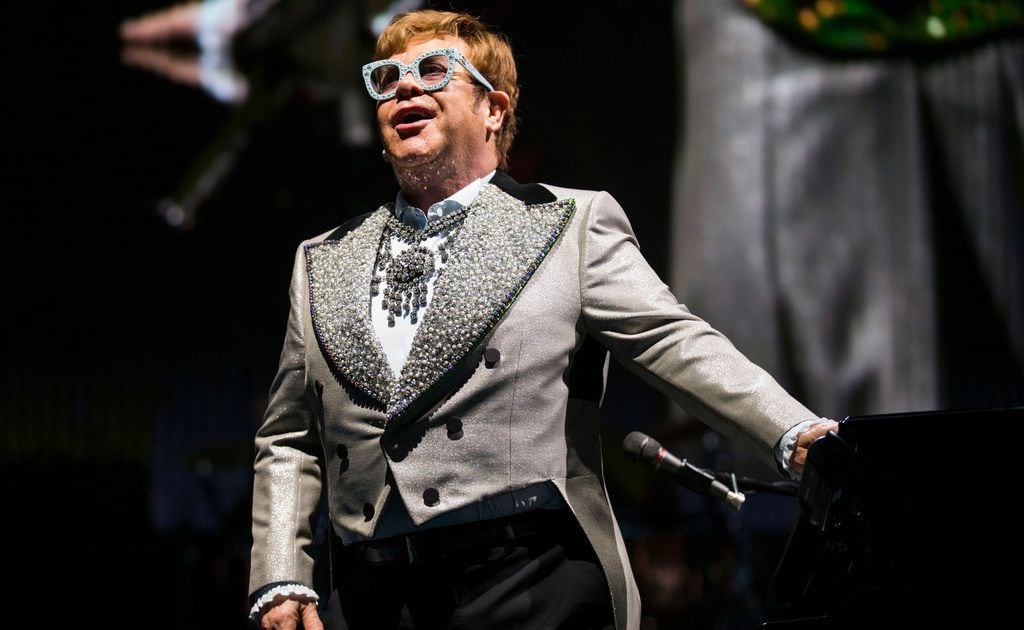 After delays, Elton John plays American Airlines Center on farewell tour