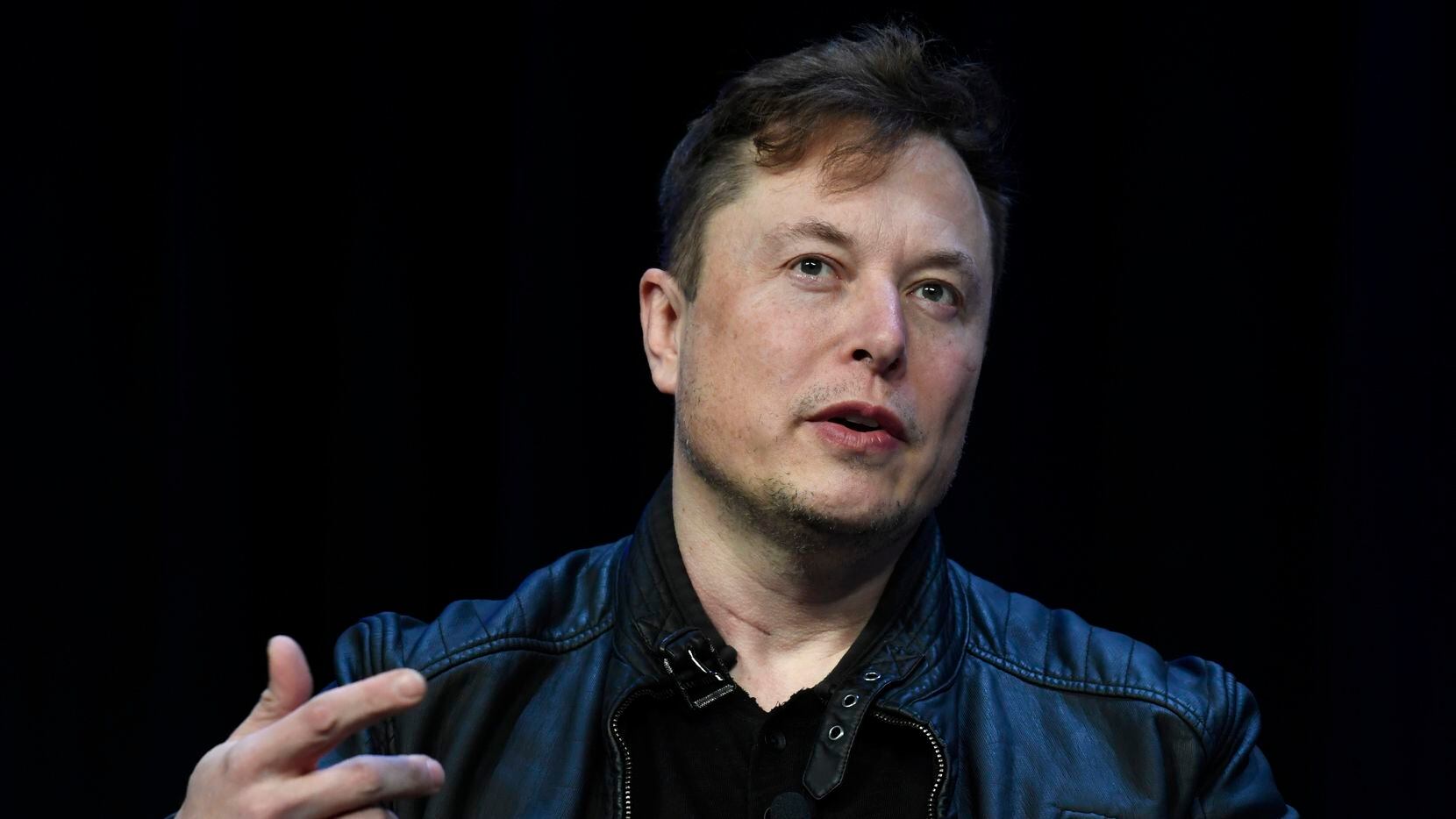 El director general de Tesla y SpaceX, Elon Musk, habla en la conferencia y exposición...
