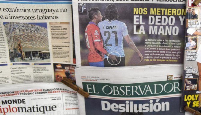 La presnsa uruguaya destacó la acción del defensa chileno Gonzalo Jara que provocó la...