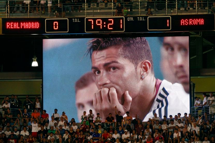 Cristiano Ronaldo en la banca del Madrid durante el partido ante Roma en 2014 en Dallas....
