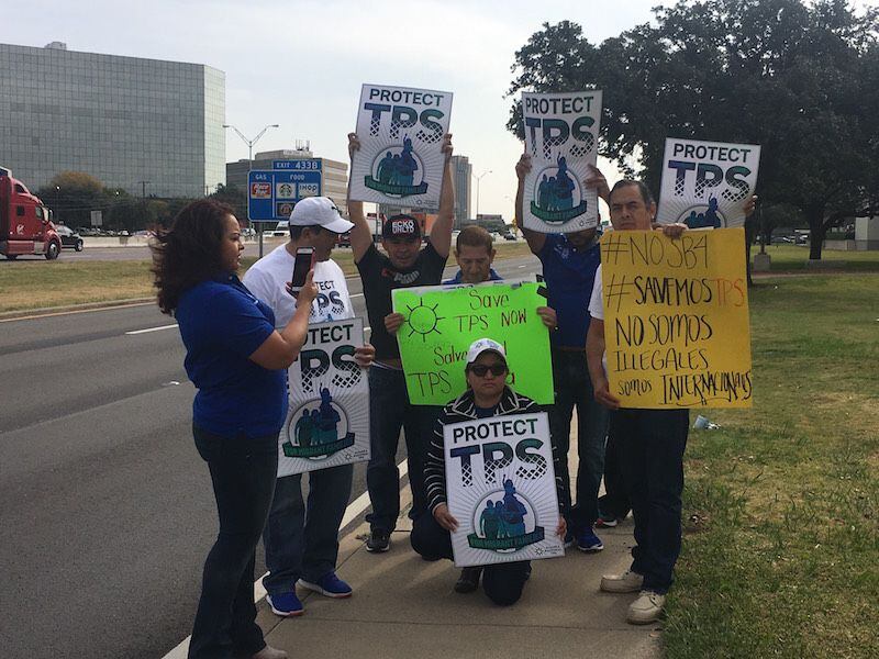 Miembros de la Alianza Nacional por el TPS protestan en frente de las oficinas de ICE en...