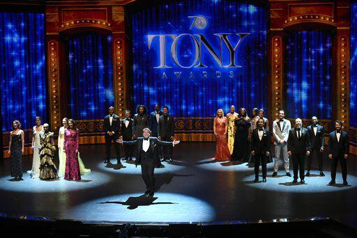 El anfitrión James Corden durante el número de apertura de los Premios Tony, el domingo 12...