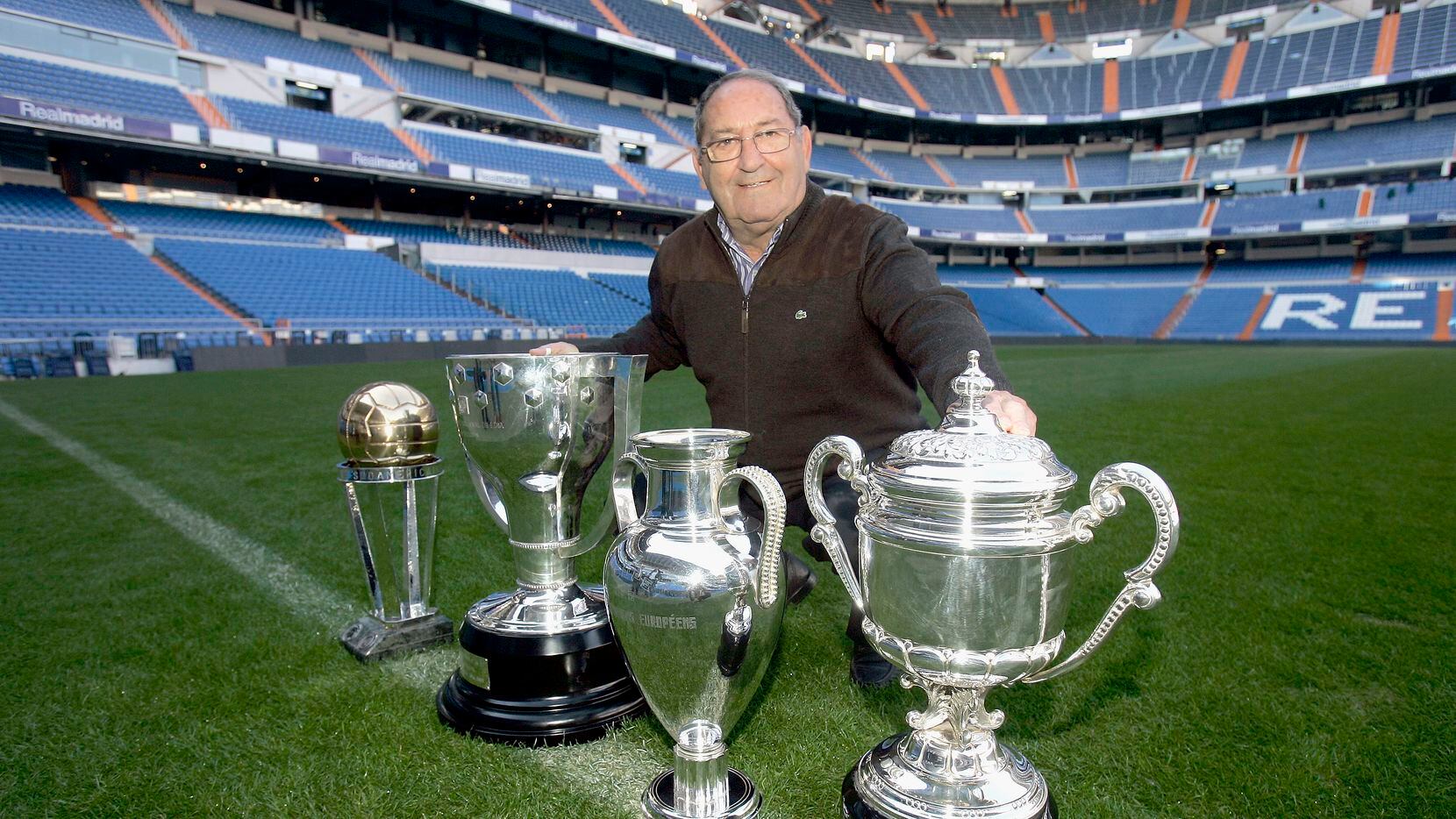 El legendario jugador del Real Madrid, Paco Gento posa con algunos de sus trofeos en el...