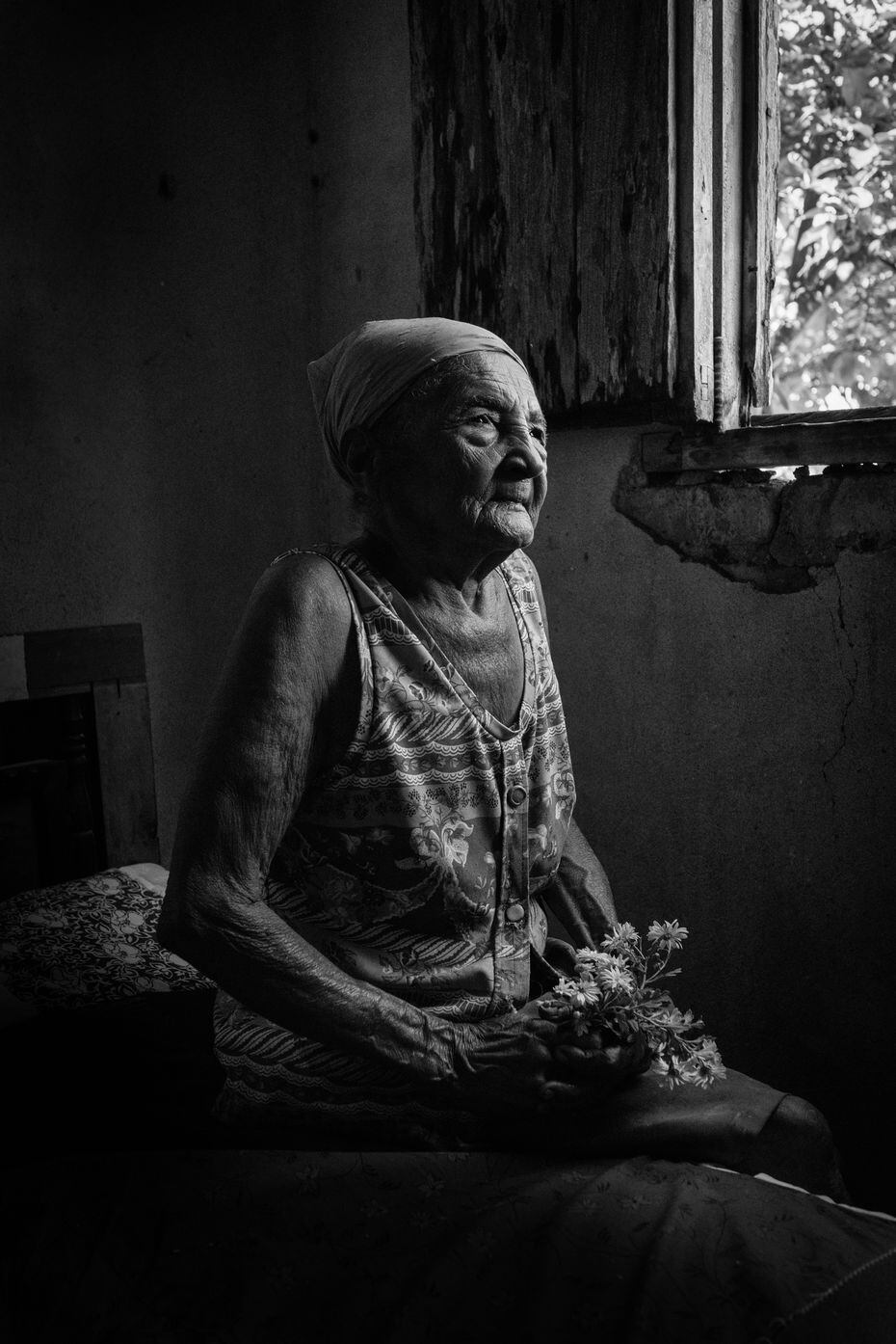 Une femme de 93 ans nommée Dolores repose dans sa chambre dans le village de La Perla, à Cuba.