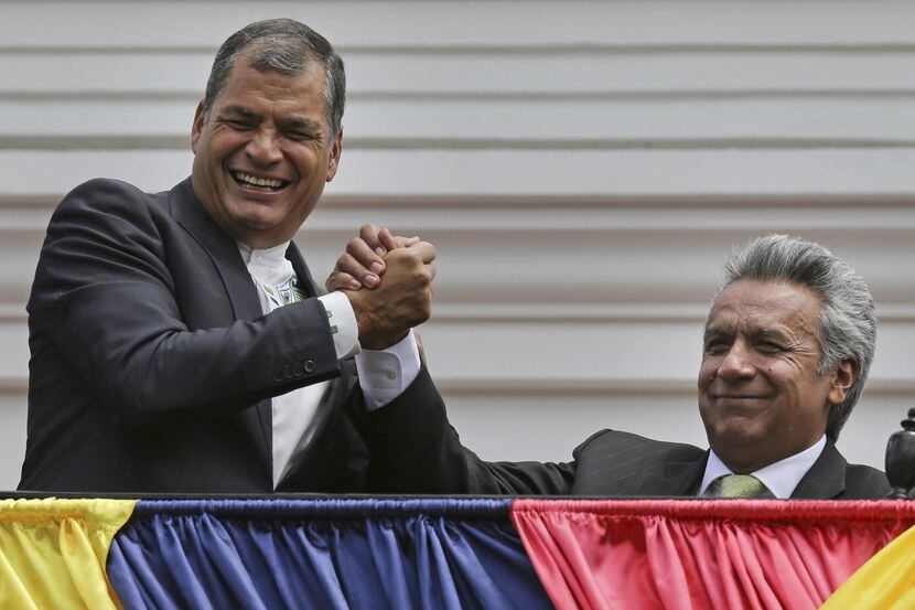 El presidente de Ecuador, Rafael Correa, a la izquierda, y el candidato presidencial...