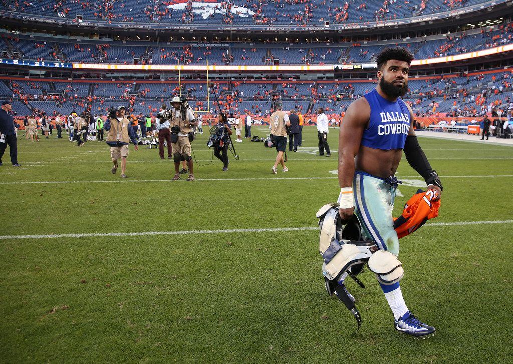 Dallas Cowboys running back Ezekiel Elliott (21) walks off the field after losing to the...