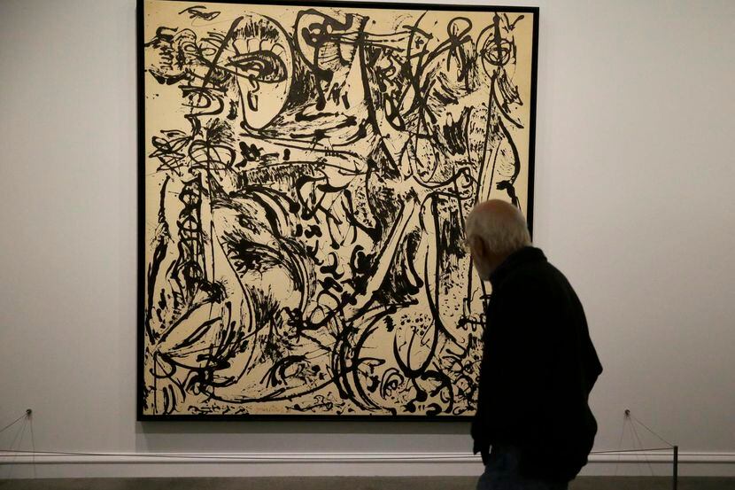 Un visitante observa una pintura que forma parte de la muestra “Jackson Pollock: Puntos...