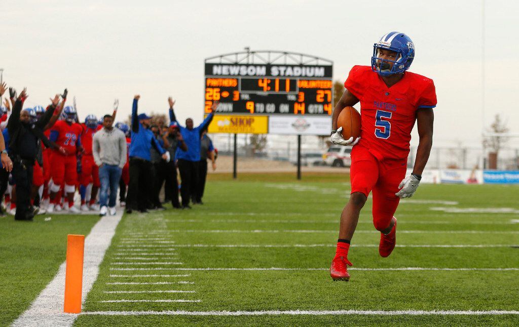Duncanville running back Tre Siggers (5) runs uncontested into end zone for the winning...