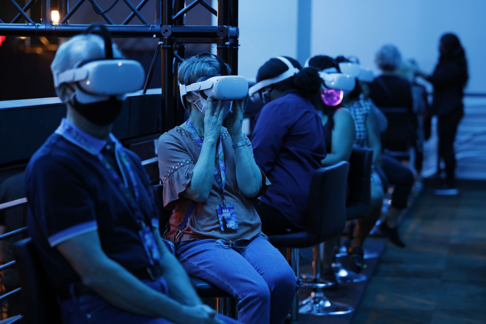 Los visitantes se sientan para vivir una experiencia de realidad virtual en Van Gogh: The Immersive Experience en Choctaw Stadium el miércoles 20 de octubre de 2021 en Arlington. 